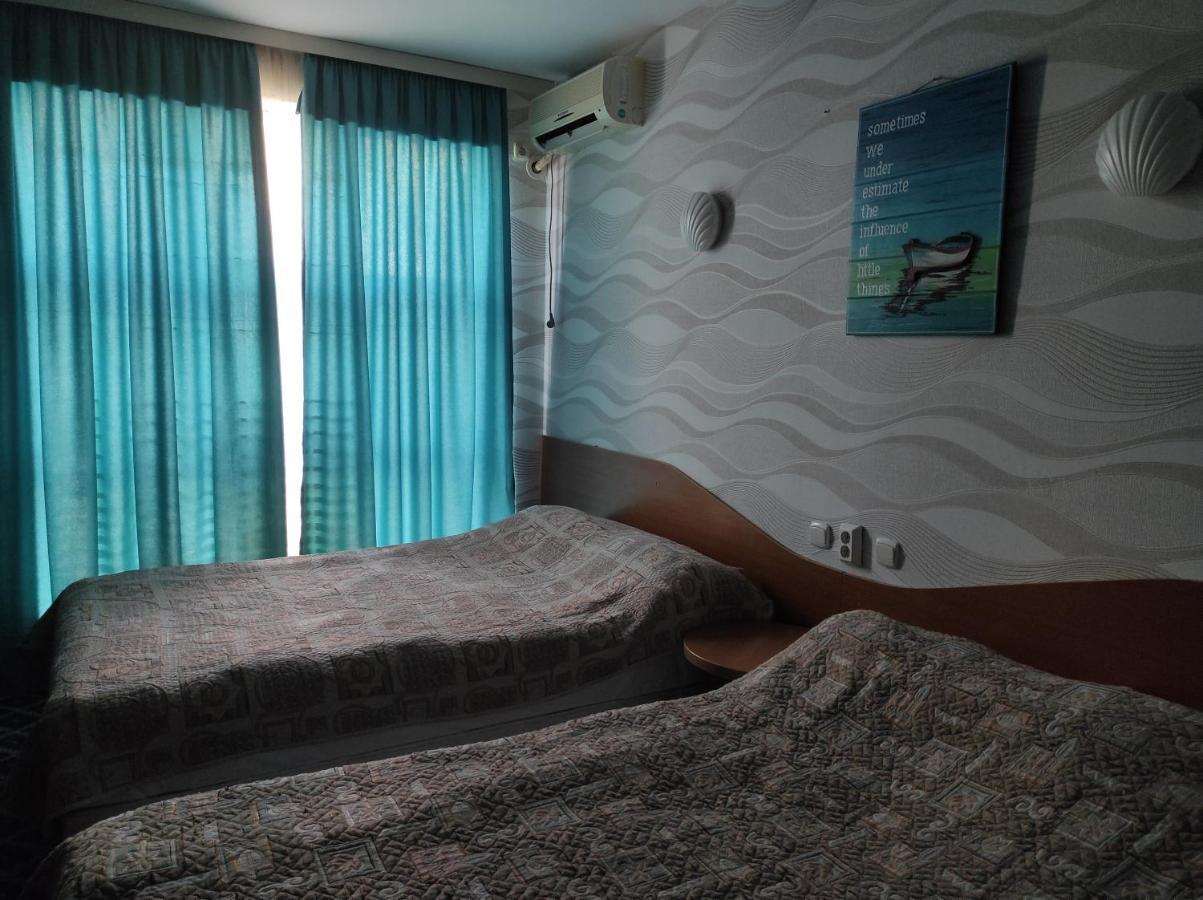Three Dolphins Hotel 阿克套 外观 照片