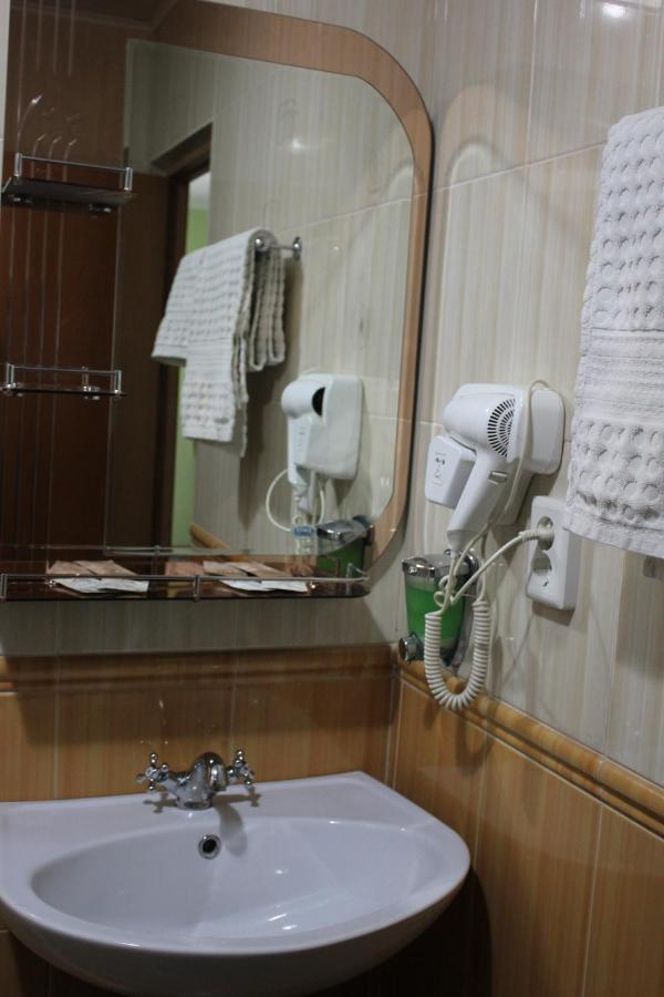 Three Dolphins Hotel 阿克套 外观 照片